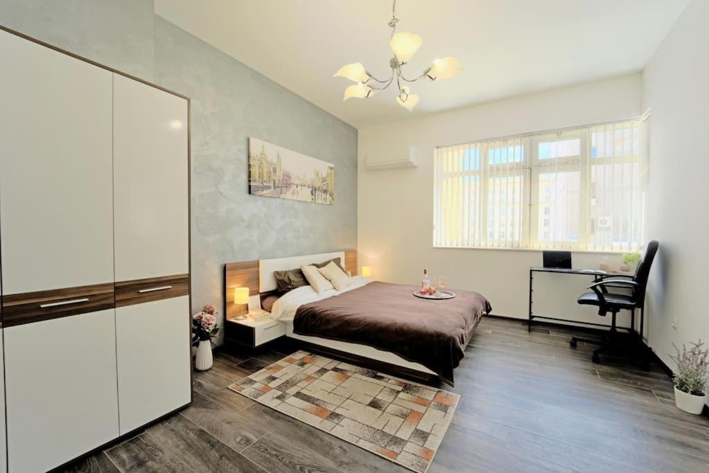 Cozy 2-bedroom Flat In The Very Center Of Apartment *