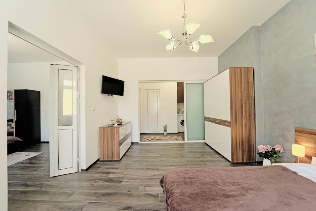 Apartment Cozy 2-bedroom Flat In The Very Center Of *
