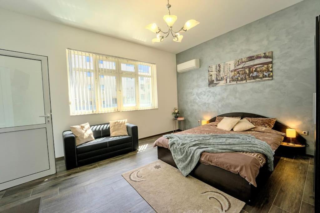 Cozy 2-bedroom Flat In The Very Center Of Apartment