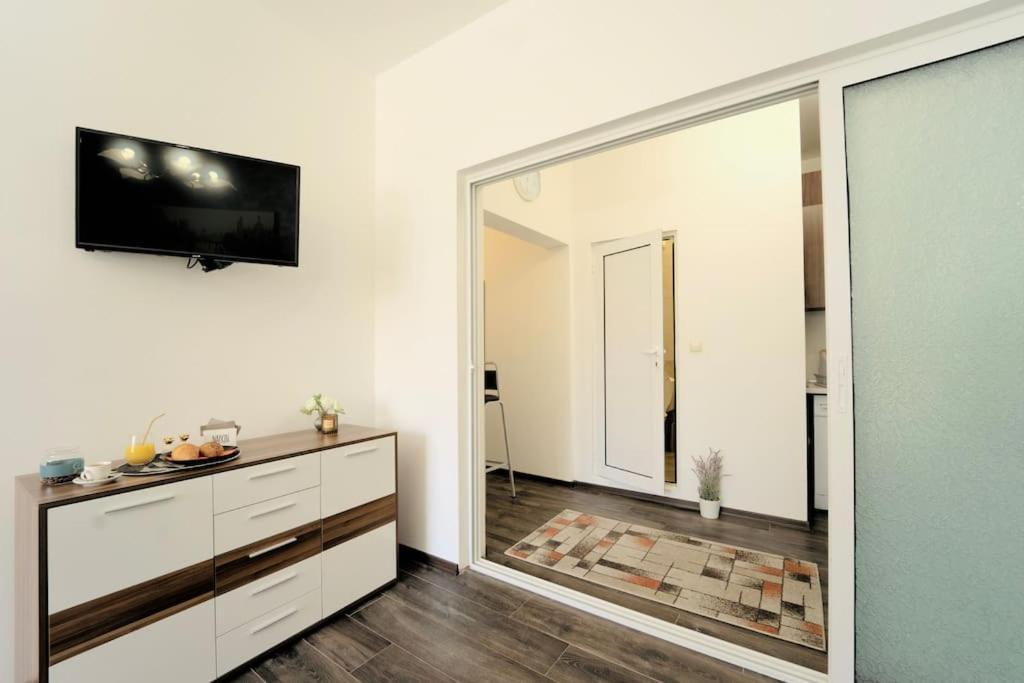 Apartment Cozy 2-bedroom Flat In The Very Center Of *
