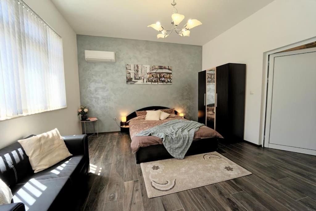 Cozy 2-bedroom Flat In The Very Center Of Apartment *
