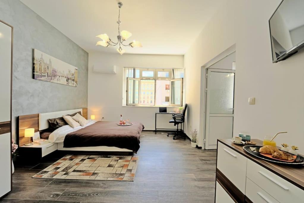 Cozy 2-bedroom Flat In The Very Center Of *